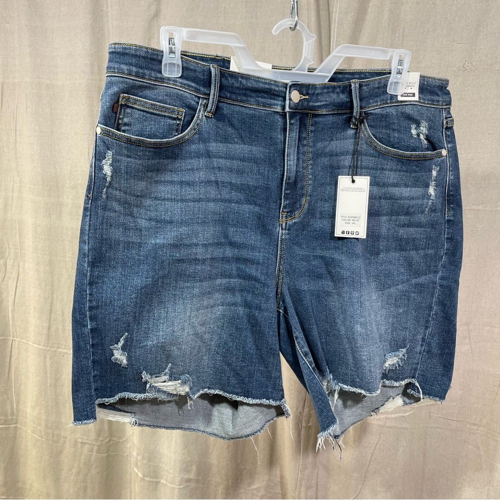 (NWT!) Judy Blue Mid-Rise Medium Wash Distressed Hi-Lo Cut Hem Shorts